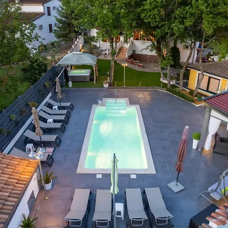 In With Terrace, Air Conditioning, Wifi, Washing Machine Apartment
