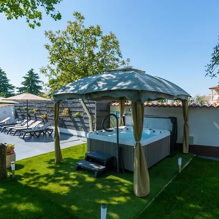 Apartment In With Terrace, Air Conditioning, Wifi, Washing Machine Porec