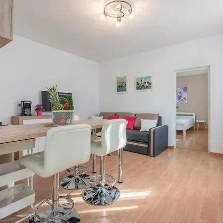 In With Terrace, Air Conditioning, Wifi, Washing Machine Apartment *