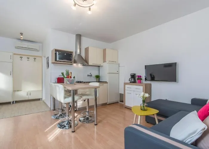 In With Terrace, Air Conditioning, Wifi, Washing Machine Apartamento